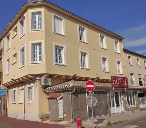 Façades de l'hôtel Araur au bord du Fleuve Hérault à Agde en Occitanie